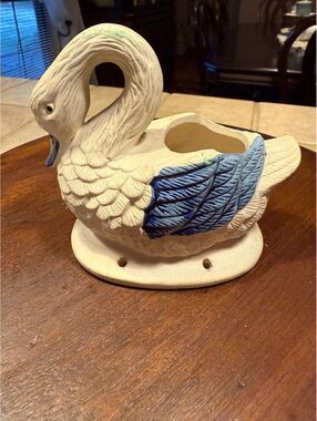 B 19.  Giftco, Inc. Small Swan Planter.